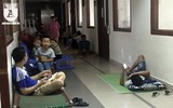 [ẢNH] Người nhà bệnh nhân vạ vật tìm cách tránh nắng nóng kinh người